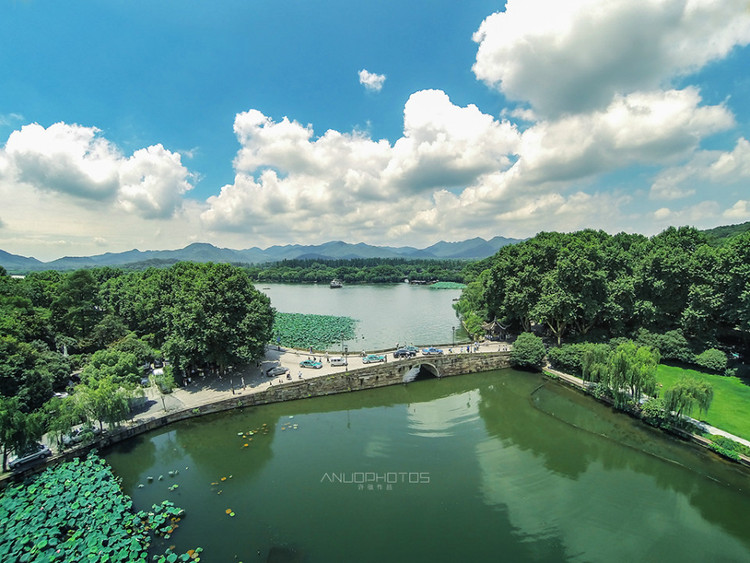 点击大图看下一张：夏日西湖