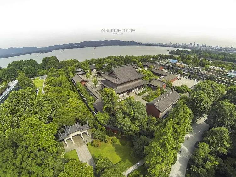 点击大图看下一张:在云端之杭州