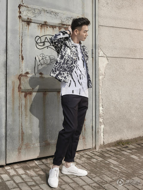 点击大图看下一张:帅哥明星杨烁休闲街拍演绎型男风