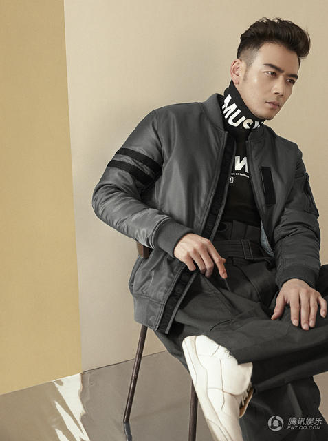 点击大图看下一张:帅哥明星杨烁休闲街拍演绎型男风