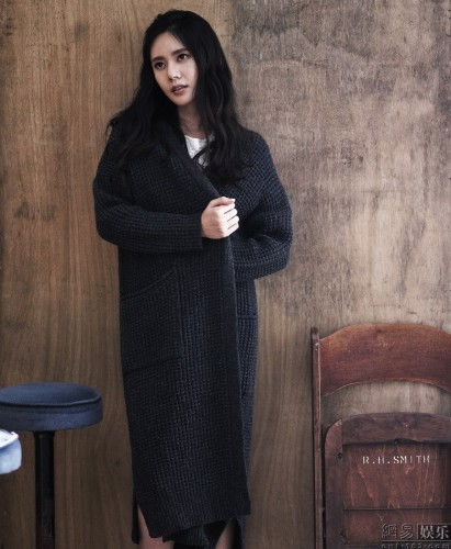 点击大图看下一张:秋瓷炫毛衣白裙写真