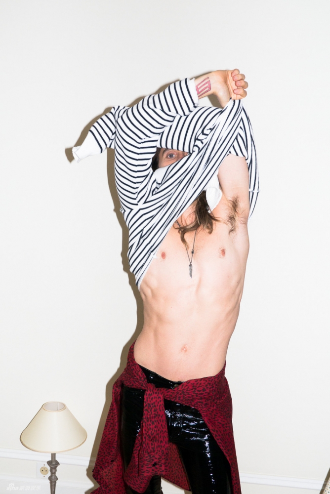 点击大图看下一张：杰拉德莱托半裸写真 “妖男”卖肉有气场