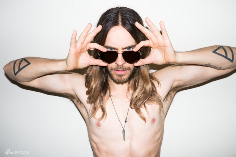 点击大图看下一张:杰拉德莱托半裸写真 “妖男”卖肉有气场