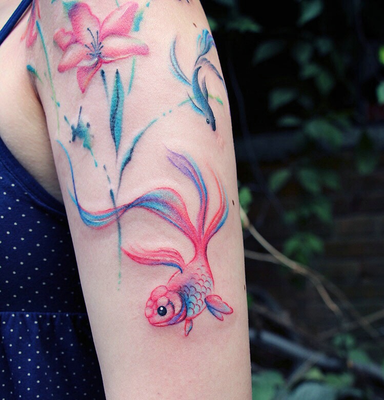 点击大图看下一张：水彩小金鱼与花朵的花臂纹身图片