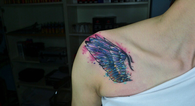 点击大图看下一张：女生肩膀下的彩色另类纹身刺青