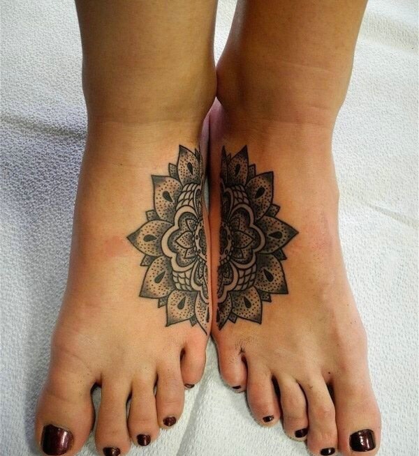 点击大图看下一张：脚背能拼接而成的花朵纹身刺青