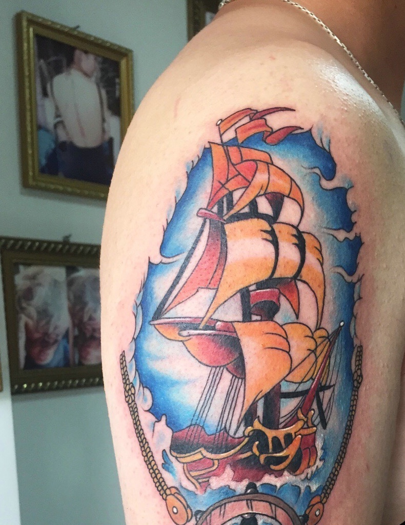 点击大图看下一张：花臂彩色帆船纹身刺青尽显年轻