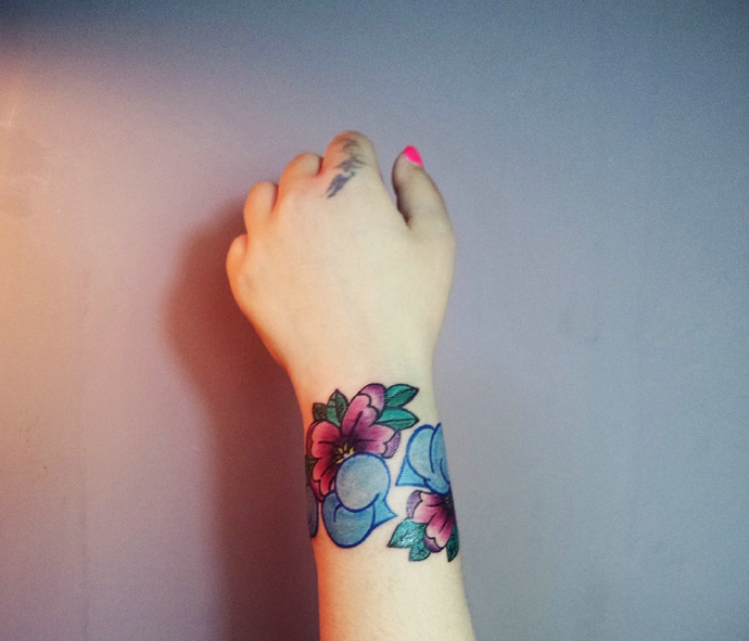 点击大图看下一张：手臂五颜六色的花朵纹身刺青