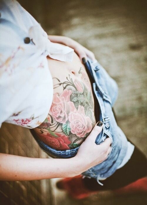点击大图看下一张：时尚女生的腹部美丽花朵纹身刺青