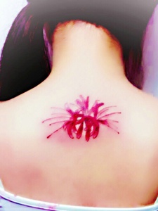 女生后背个性独特的花朵纹身刺青