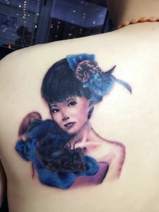 女生后背彩色一枚小姑娘纹身刺青