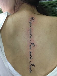 女生脊椎部笔直的英文纹身刺青