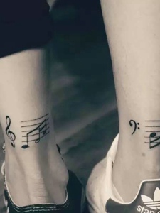 腿部音乐符艺术型的情侣纹身图片