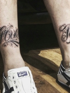 运动男士双腿部花体英文纹身刺青