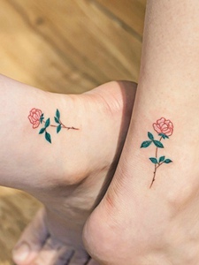 藏在情侣脚背上的小清新花朵纹身图片