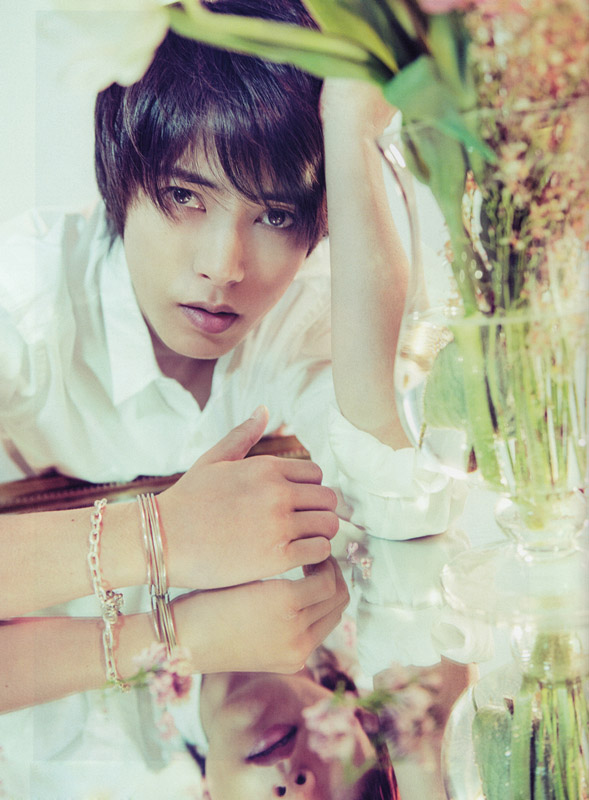 点击大图看下一张：日本帅哥山下智久白衣帅气邪魅写真