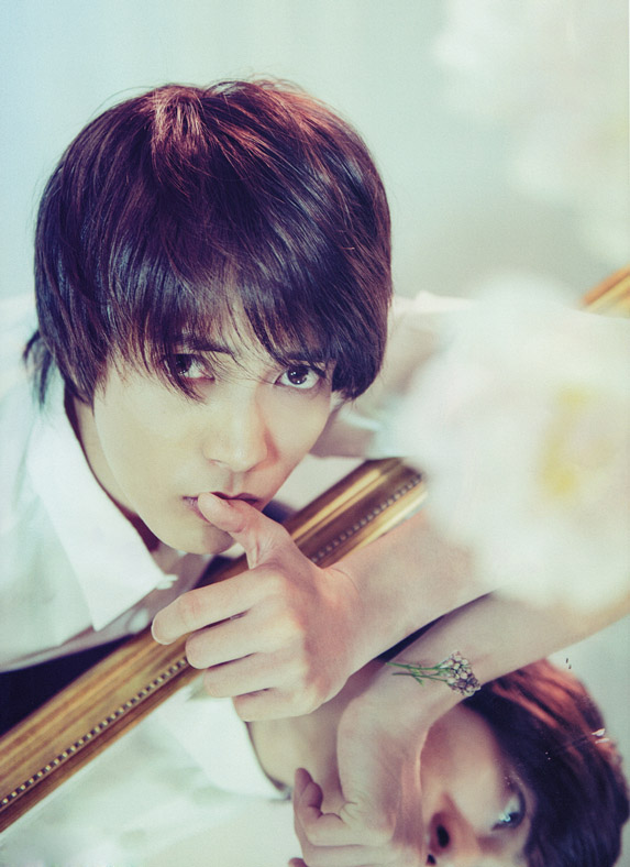 点击大图看下一张:日本帅哥山下智久白衣帅气邪魅写真