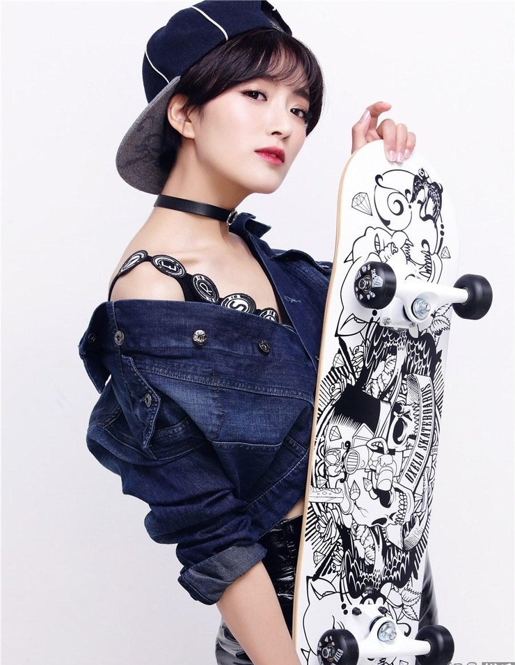 点击大图看下一张：种丹妮个性写真 香肩微露展帅气小性感