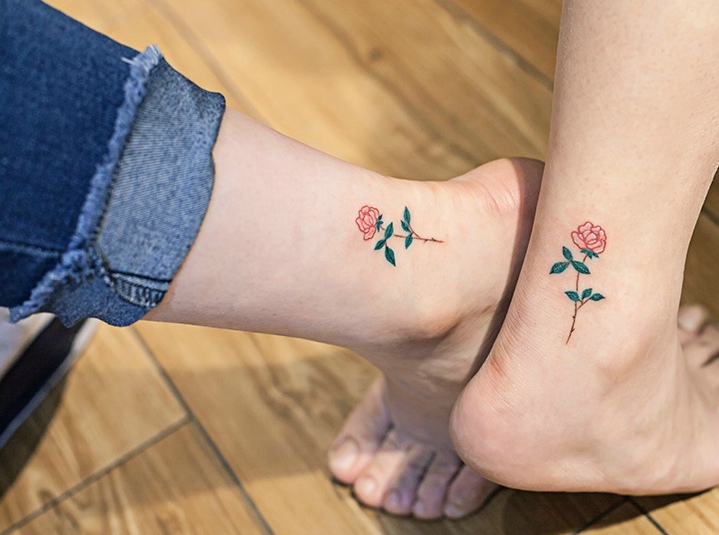 点击大图看下一张：藏在情侣脚背上的小清新花朵纹身图片