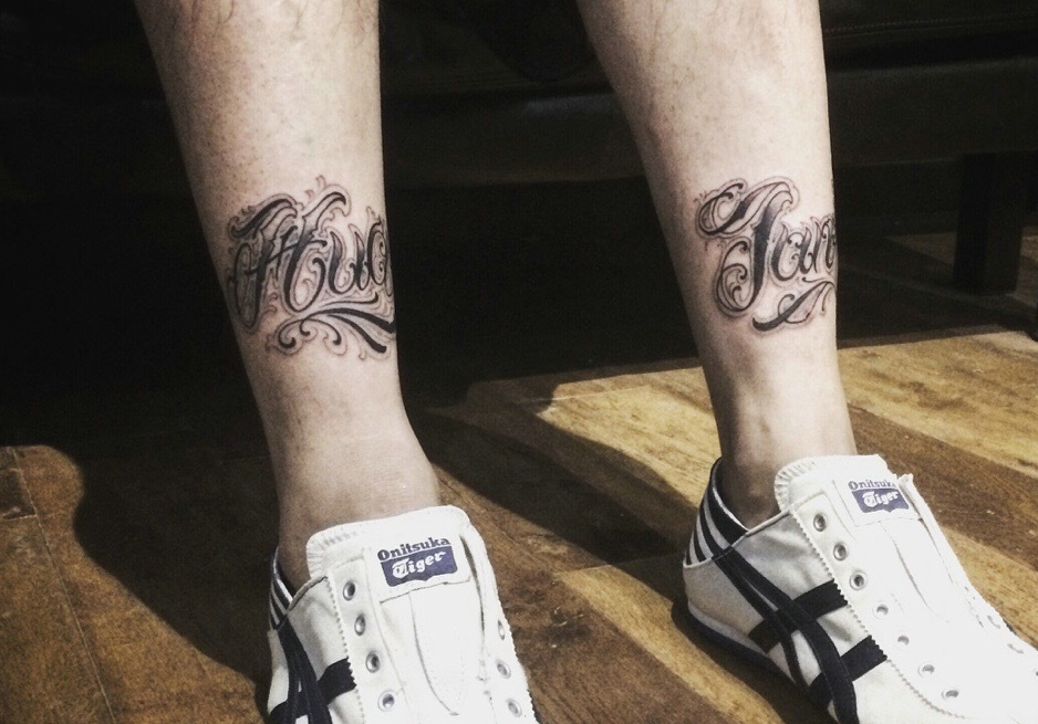 点击大图看下一张：运动男士双腿部花体英文纹身刺青