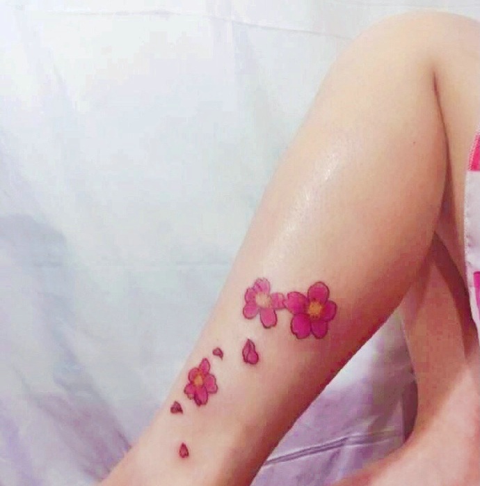 点击大图看下一张：女神腿部美丽小花瓣纹身刺青