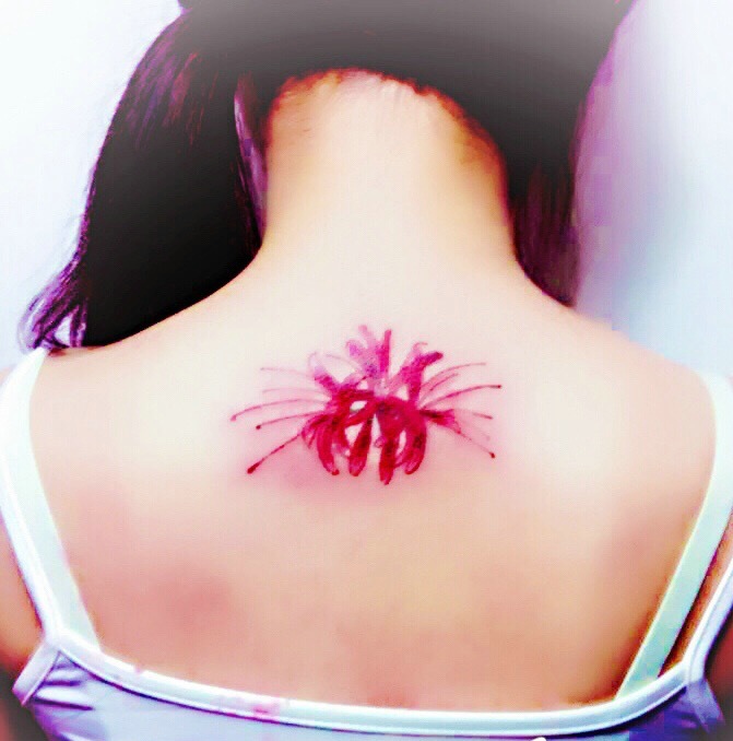 点击大图看下一张：女生后背个性独特的花朵纹身刺青