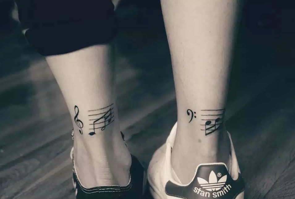 点击大图看下一张：腿部音乐符艺术型的情侣纹身图片