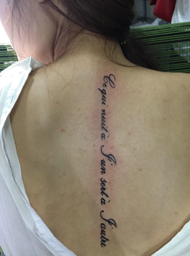 点击大图看下一张：女生脊椎部笔直的英文纹身刺青