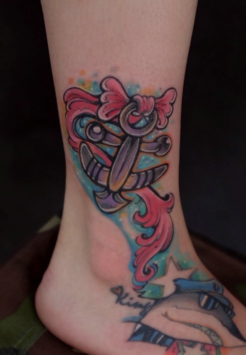 点击大图看下一张：五彩缤纷的腿部个性图腾纹身刺青