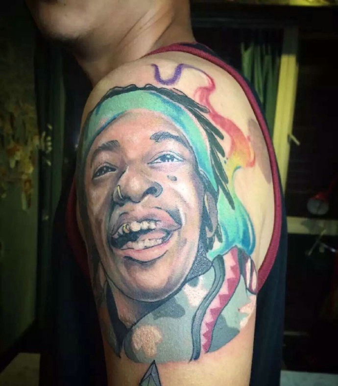 点击大图看下一张：花臂水彩男士肖像纹身图片