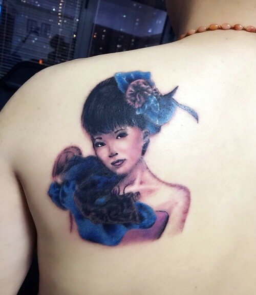 点击大图看下一张：女生后背彩色一枚小姑娘纹身刺青