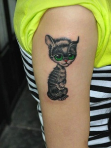 大臂一只楚楚可怜的狐猫纹身图片
