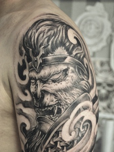 大臂黑灰猴王纹身图案个性独霸