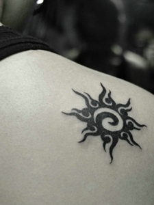 肩膀下的创意小太阳纹身刺青