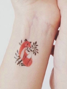 手腕小狐狸叼树叶纹身图片很可爱