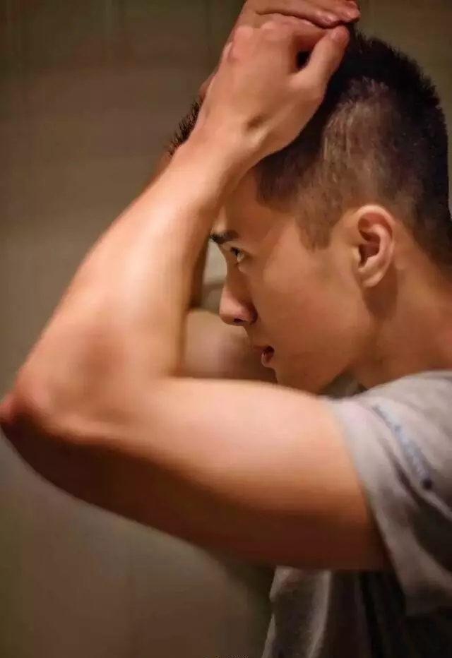 点击大图看下一张:健身教练饶承聪ed2k图片大全