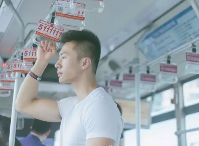 点击大图看下一张：健身教练饶承聪ed2k图片大全