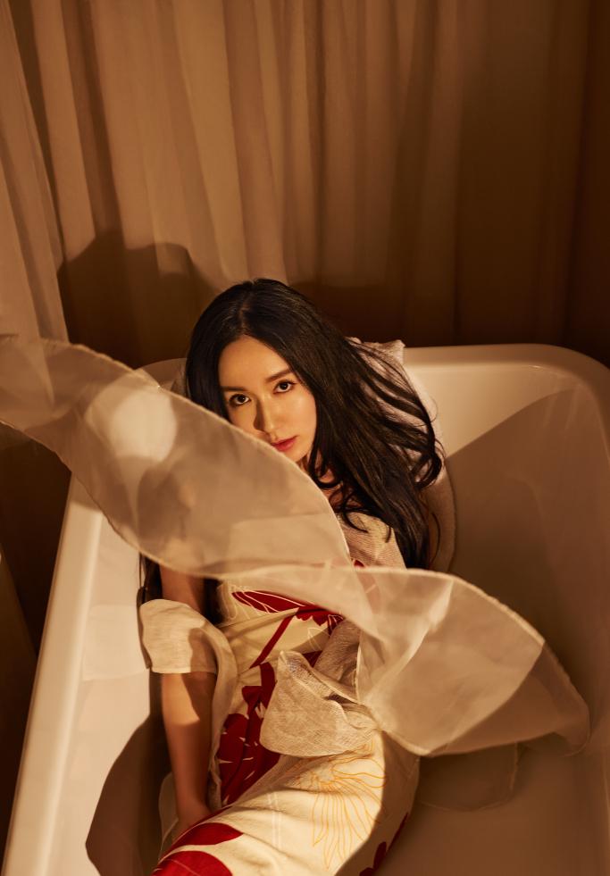 点击大图看下一张:娄艺潇魅惑时尚大片 卷发柔美似迷蒙小猫