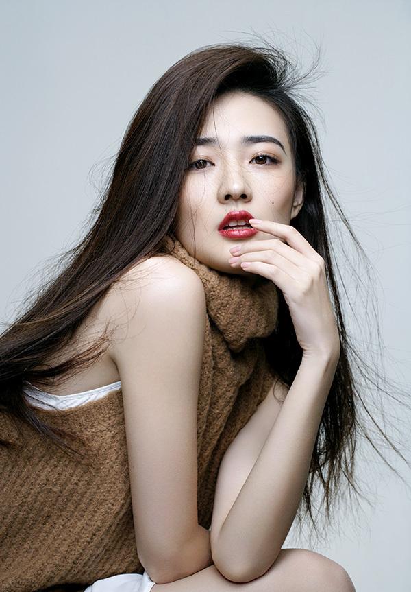 点击大图看下一张:徐璐红唇写真曝光 眼神冷峻御姐范儿十足