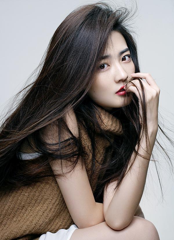 点击大图看下一张:徐璐红唇写真曝光 眼神冷峻御姐范儿十足