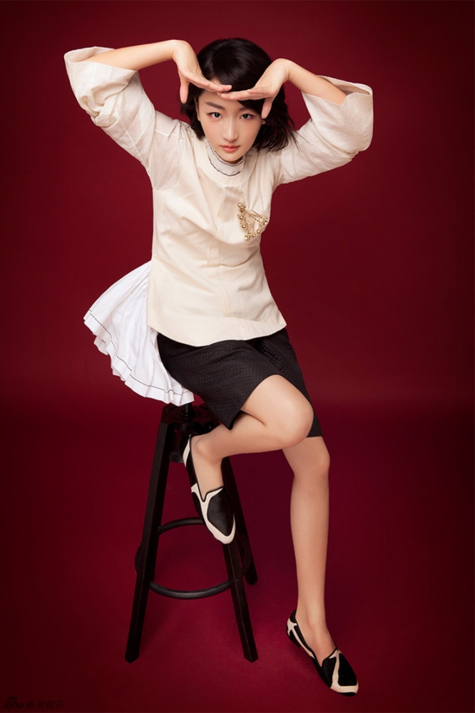 点击大图看下一张：周冬雨鬼马写真曝光 尽显青春俏皮