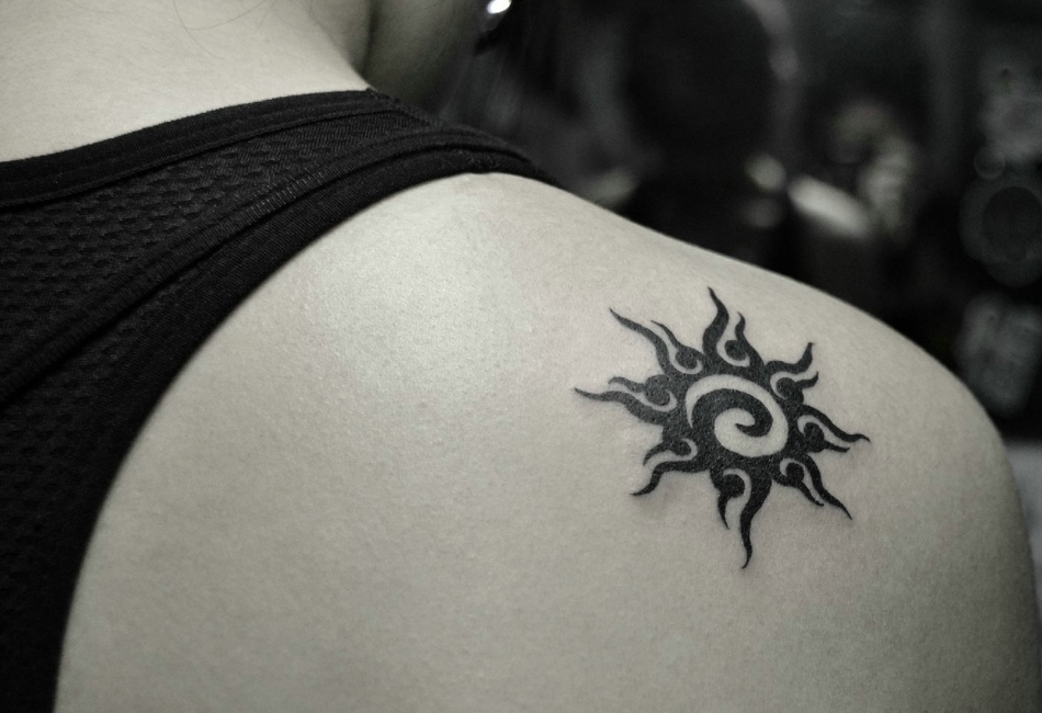 点击大图看下一张：肩膀下的创意小太阳纹身刺青