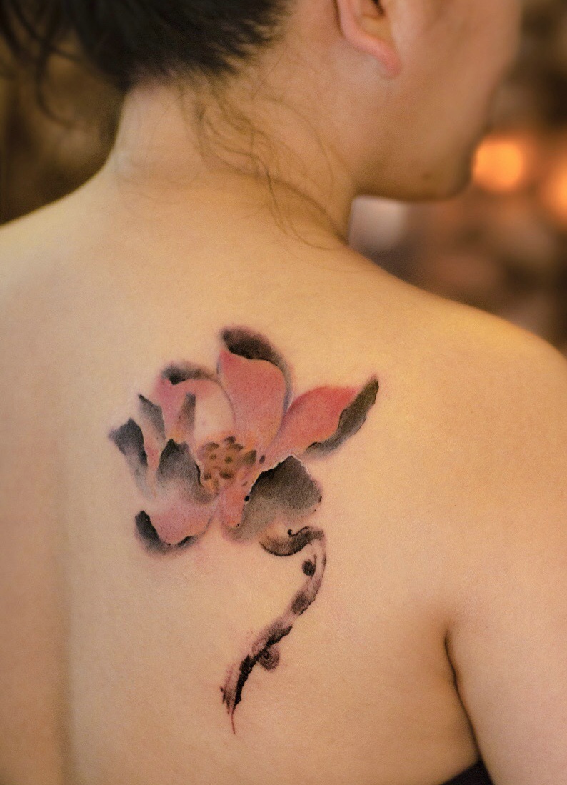 点击大图看下一张：一组优雅淡然的漂亮花朵纹身刺青