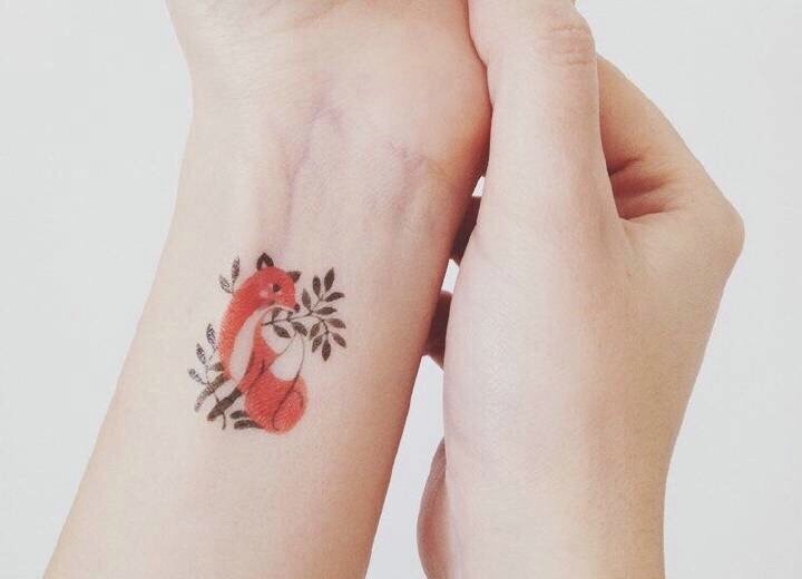 点击大图看下一张：手腕小狐狸叼树叶纹身图片很可爱