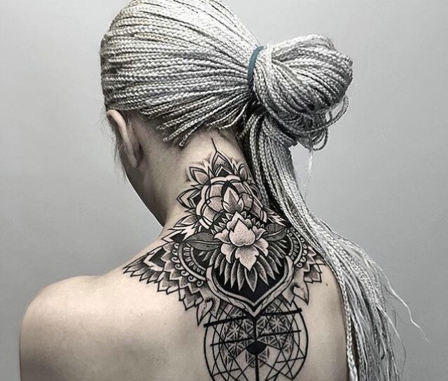 点击大图看下一张：适合女生的颈部黑灰梵花纹身刺青