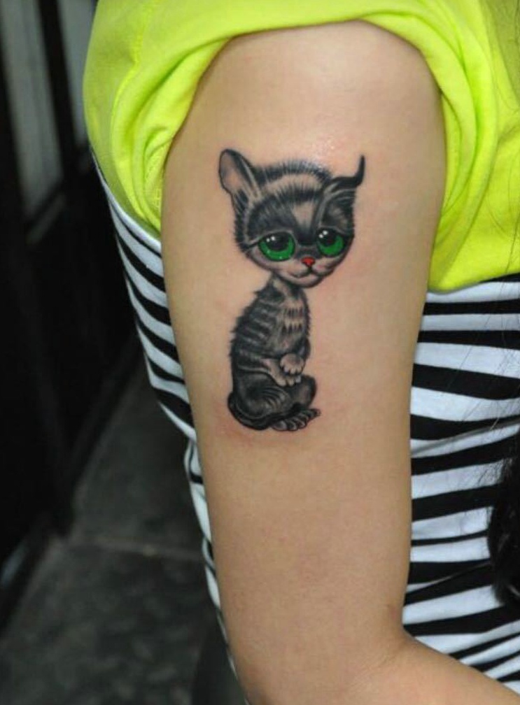 点击大图看下一张：大臂一只楚楚可怜的狐猫纹身图片