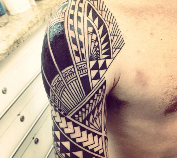 点击大图看下一张：大臂经典霸气的图腾纹身图案