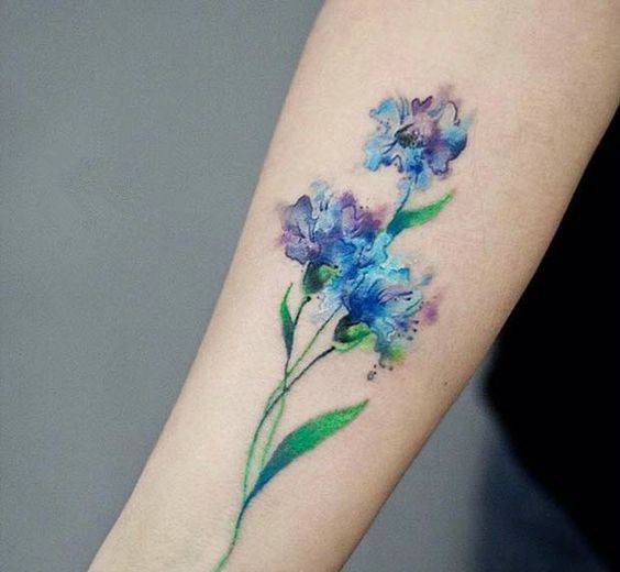 点击大图看下一张：一组适合乖巧女生的手臂花朵纹身刺青
