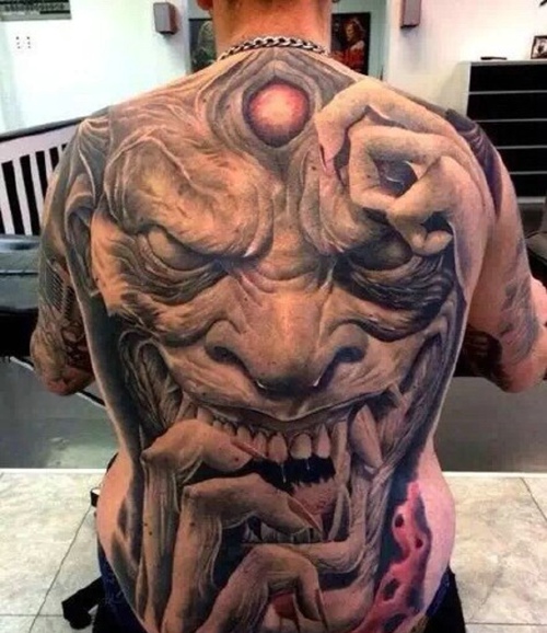 点击大图看下一张：霸气男生背部纹身图案