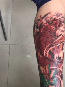 脚背外侧彩色红鲤鱼纹身刺青